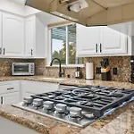 Hills Hideaway By Coastvh - Luxury Midtown 3Br