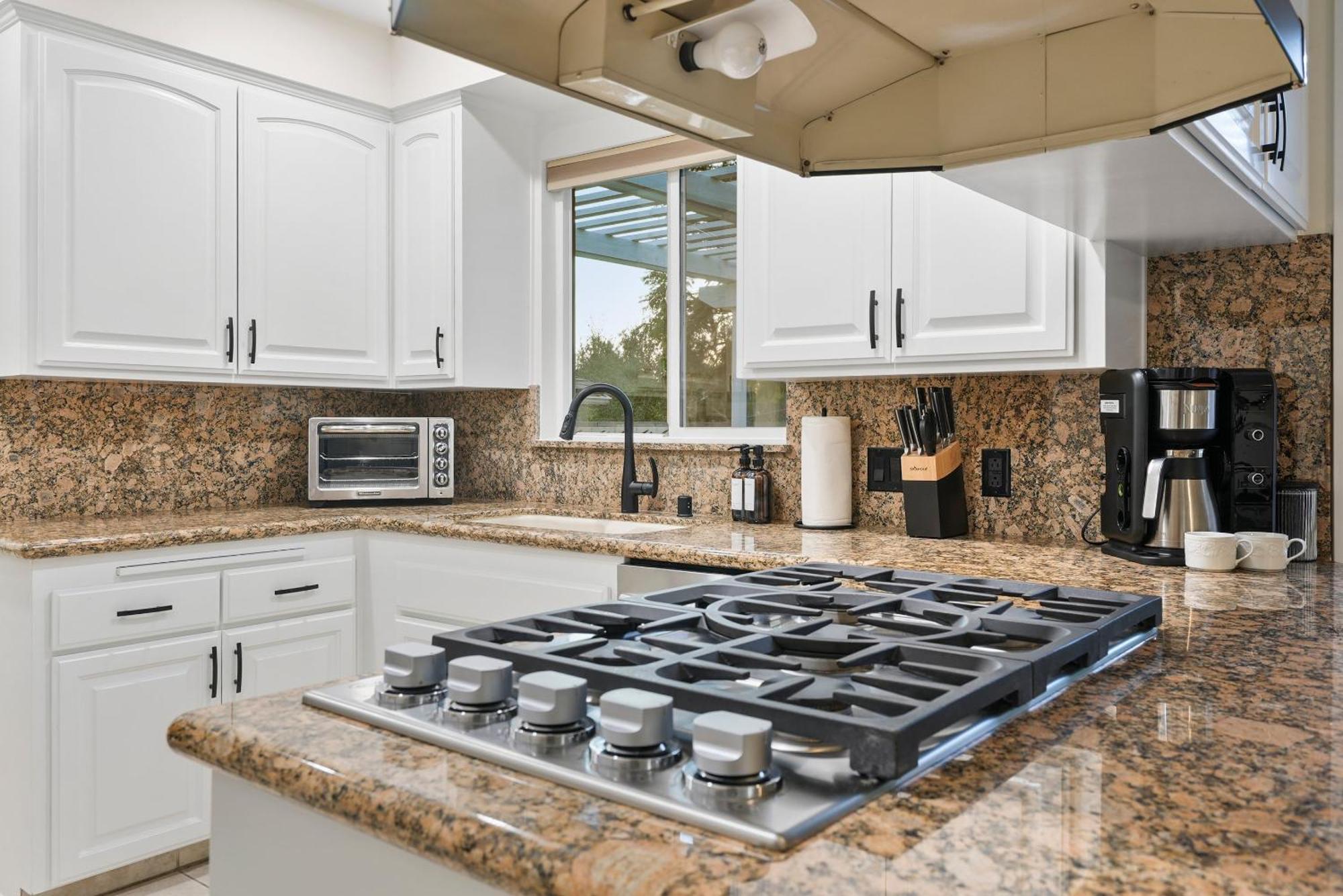 Holiday home Hills Hideaway By Coastvh - Luxury Midtown 3br *