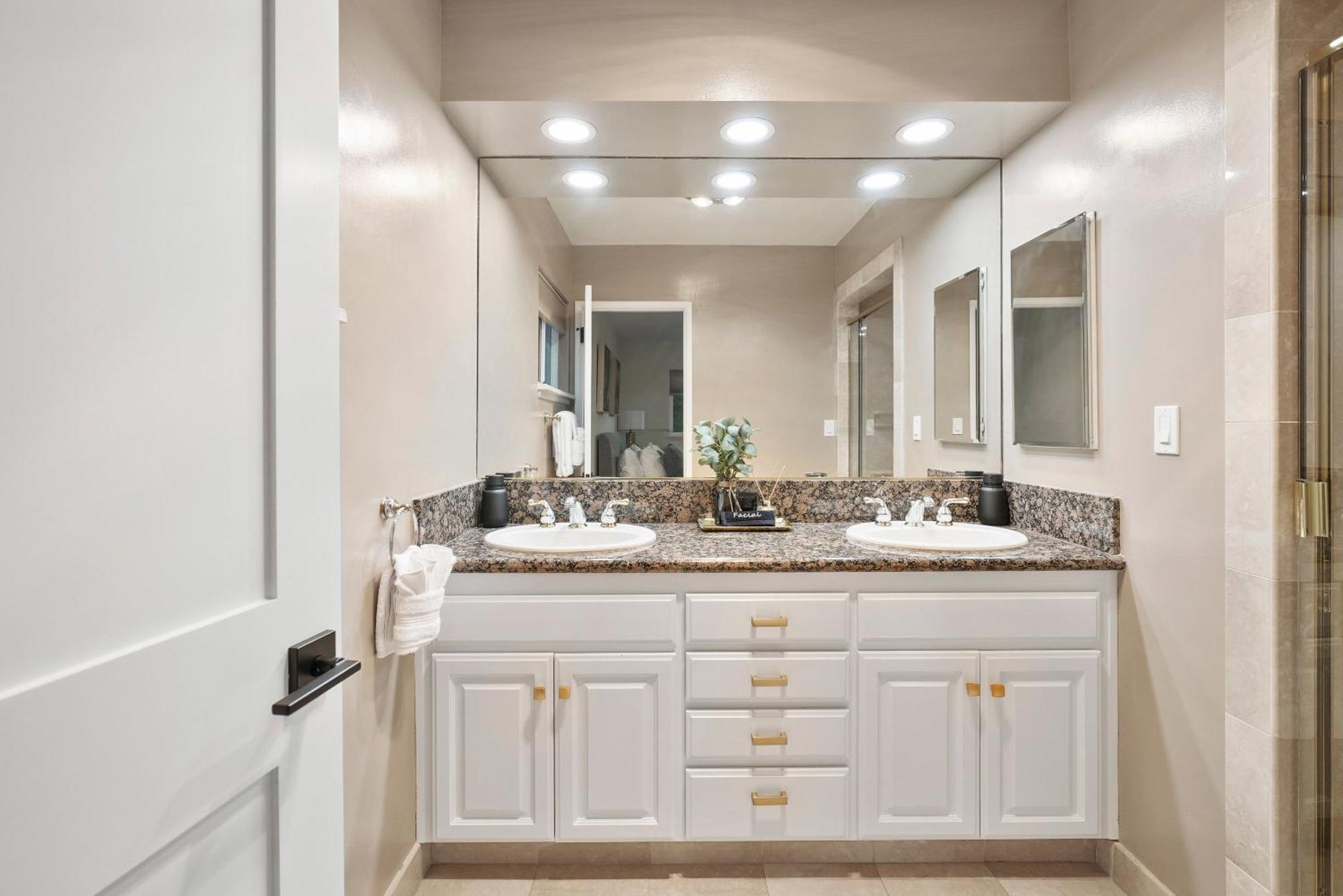 Hills Hideaway By Coastvh - Luxury Midtown 3br *